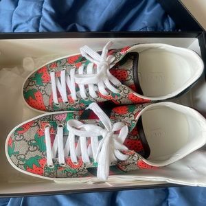 Almost Brand New Gucci Sneakers **Authentic**